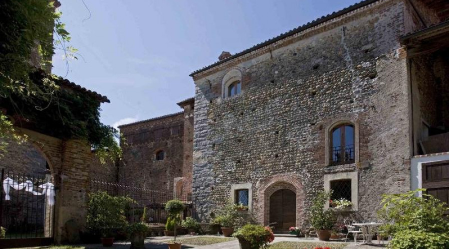 castello-di-massazza-esterno-somewhere.jpg