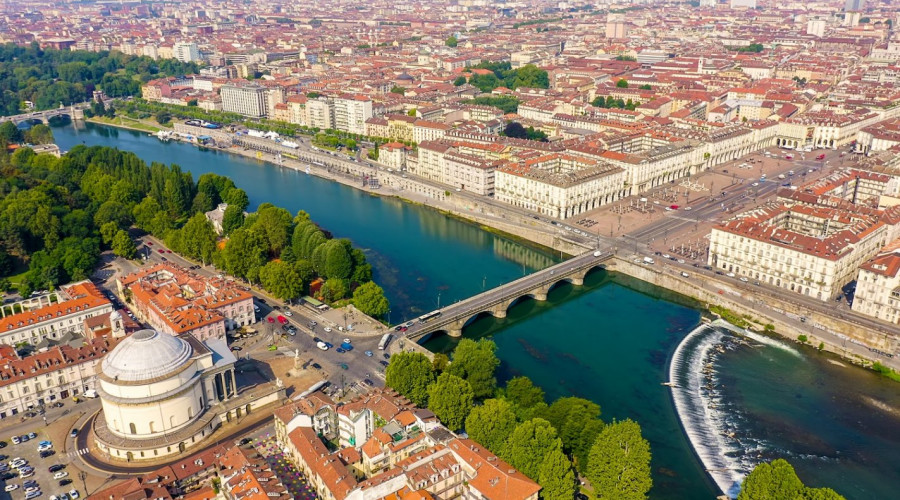 shutterstock1671848455piazza-vittoriolow.jpg