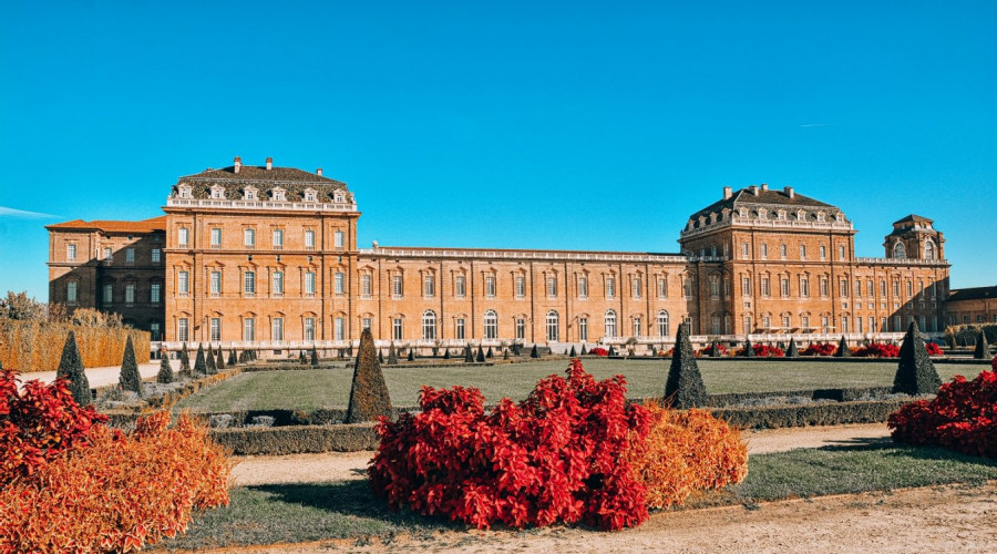 shutterstock1882474576reggia-di-venarialow.jpg