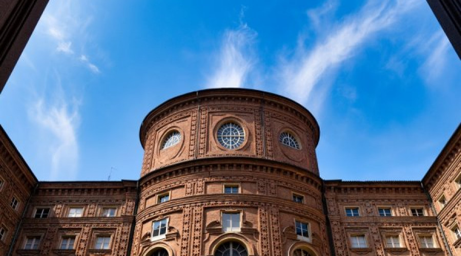 shutterstock1913624638palazzo-carignanolow.jpg