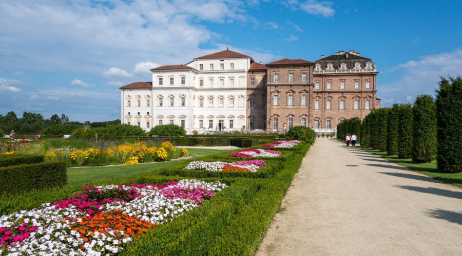 shutterstock209445400reggia-di-venarialow.jpg
