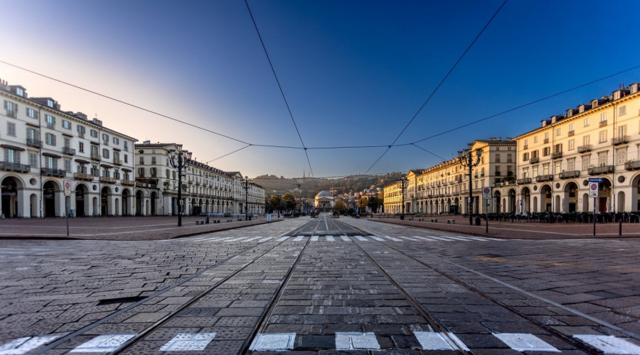 shutterstock2571292337piazza-vittoriolow.jpg