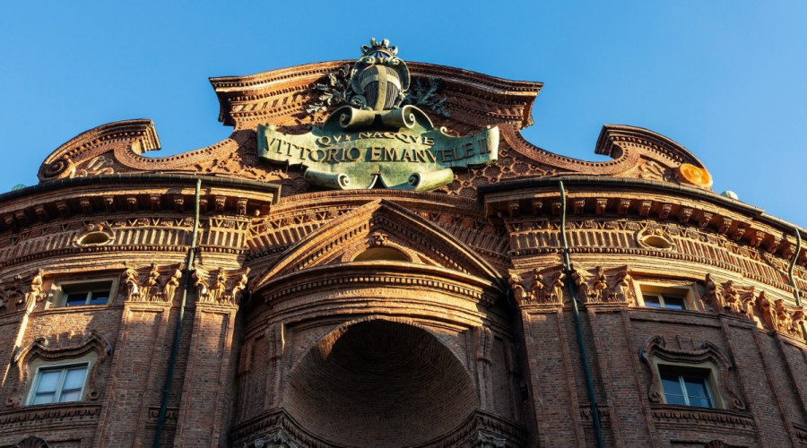 shutterstock2592918725palazzo-carignanolow.jpg