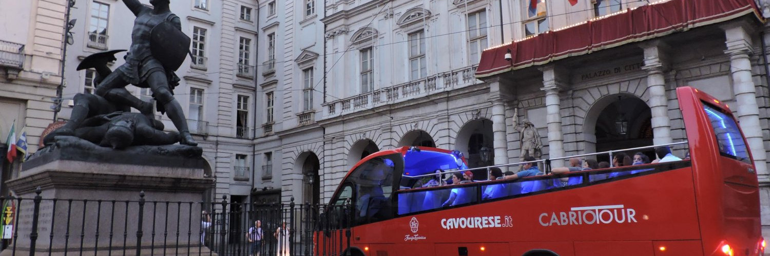 Cabrio bus rosso durante l’edizione estiva di Torino Magica