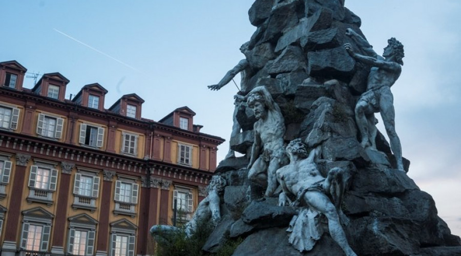 dettaglio-monumento-piazza-statuto.jpg