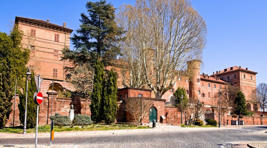 shutterstock1358680955castello-moncalierilow.jpg