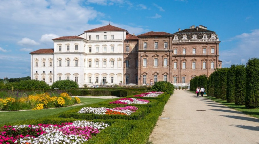 shutterstock209445400reggia-di-venarialow_crop.jpg