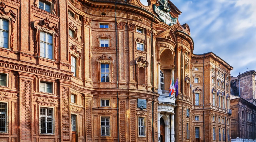 shutterstock2538166983palazzo-carignanolow-7054.jpg