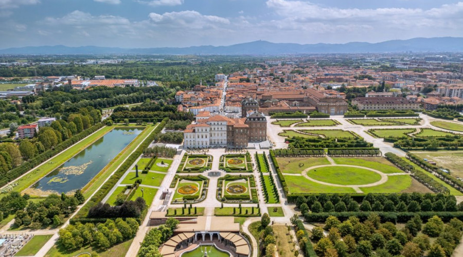 shutterstock2573667807reggia-di-venarialow.jpg