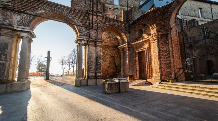 shutterstock2622551999castello-rivolilow.jpg