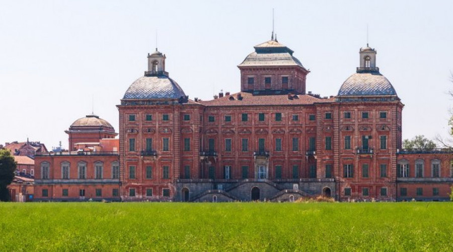 shutterstock2648819729castello-racconigilow_crop.jpg