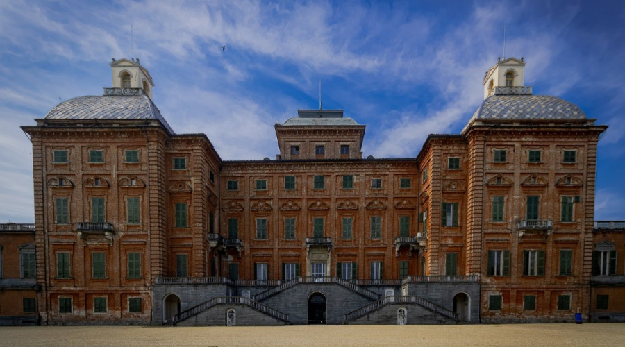 shutterstock2728334183castello-racconigilow-6886.jpg