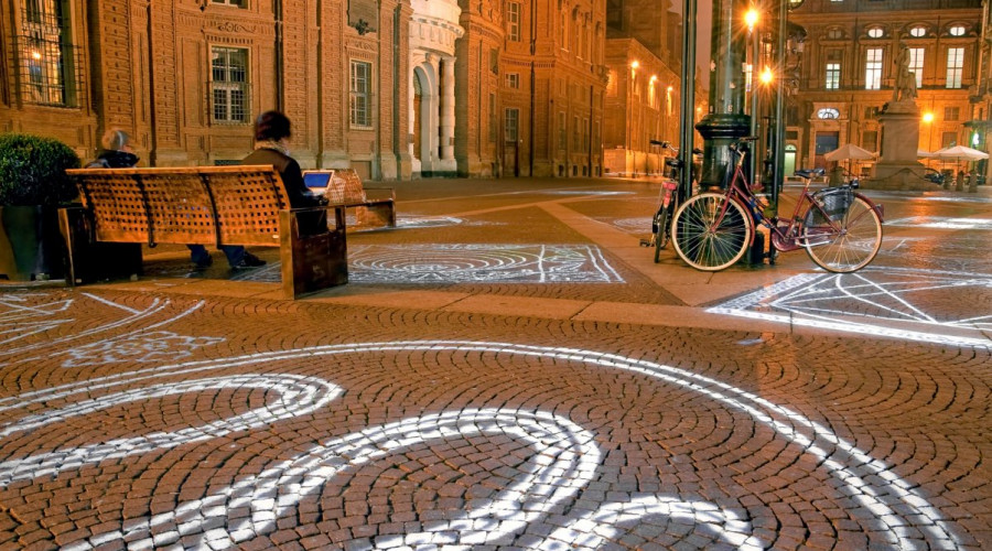 shutterstock40352725luci-artista.jpg