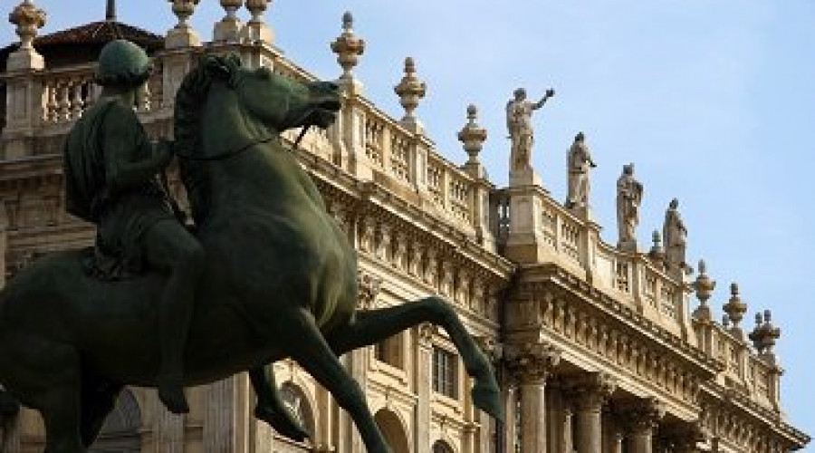 somewheretour-torino-city-tour-piazza-castello-dioscuro.jpg